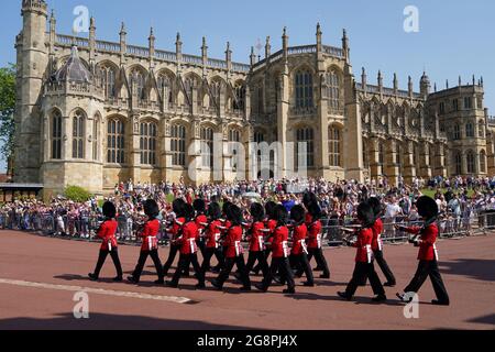 Les membres des gardes Grenadier du 1er Bataillon arrivent pour la relève de la garde au château de Windsor dans le Berkshire, qui se déroule pour la première fois depuis le début de la pandémie du coronavirus. Date de la photo: Jeudi 22 juillet 2021. Banque D'Images