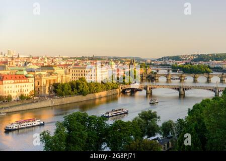 Prague, République tchèque - 28 juin 2019 : vue sur les ponts de Prague sur Vltava depuis le point de vue Letensky profil au coucher du soleil Banque D'Images