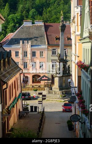 Loket, République tchèque - 2 juillet 2019 : rues de la vieille petite ville chaleureuse le matin Banque D'Images