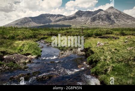 Magnifique paysage de rivière et de montagnes en arrière-plan au parc national du Connemara dans le comté de Galway, en Irlande Banque D'Images