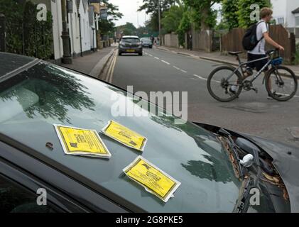trois avis de pénalité de stationnement du quartier londonien de richmond upon thames sur le pare-brise d'une voiture garée à teddington, middlesex, angleterre Banque D'Images