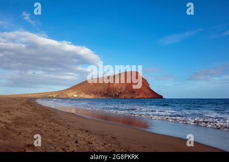 Vue panoramique sur Montana Roja depuis la plage Playa Tejita, réserve naturelle spéciale et zone volcanique protégée de Granadilla de Abona, Ténérife Banque D'Images