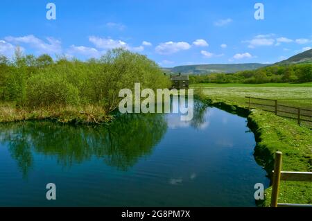 Dans Friezland Tame River dans le parc national de Peak District Banque D'Images