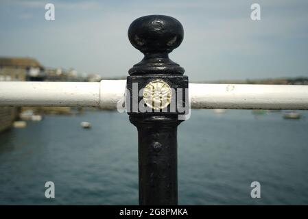 bollard en fonte et main courante avec motif gaufré doré Banque D'Images