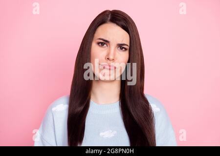 Photo de la jeune femme dégoûtée de bouleversement porter un pull-over bleu isolé couleur rose fond Banque D'Images