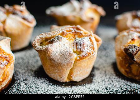 Soffioni Abruzzesi (pâtisseries ricotta sucrées) : pâtisseries maison à croûte courte avec garniture à la crème au citron et à la ricotta Banque D'Images