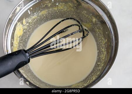 Soffioni Abruzzesi (pâtisseries ricotta sucrées) citrons ricotta remplissage: Ricotta au citron fraîchement moustatée dans un bol à mélanger Banque D'Images