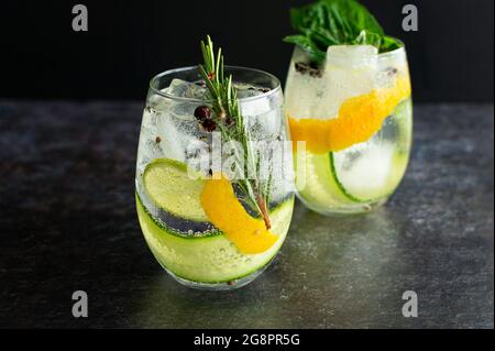 Tonique de gin espagnol à base de gin et d'aromatiques variés : cocktails de gin à base d'eau tonique, d'herbes fraîches et d'épices aromatiques Banque D'Images