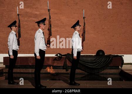 MOSCOU, RUSSIE - JUILLET 11 2021 : changement de la garde à la tombe du soldat inconnu Banque D'Images