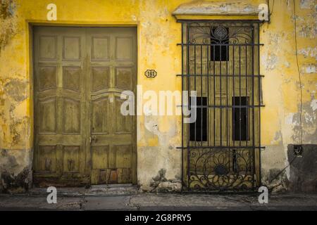 La Havane, Cuba, juillet 2019, gros plan d'un mur de maison coloré dans la partie ancienne de la ville Banque D'Images