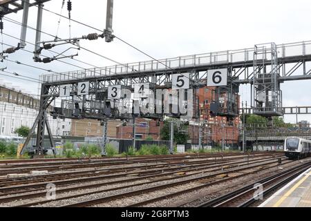 15 juillet 2021 - Londres, Royaume-Uni: Vue des voies ferrées avec numérotation au-dessus Banque D'Images