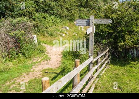 16.07.21 Silverdale, Lancashire, Royaume-Uni Signpost sur le sentier côtier du Lancashire près de Silverdale et Jenny Broswns point Banque D'Images