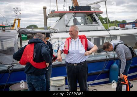 Nordsee, Allemagne. 22 juillet 2021. Björn Thümler, (CDU, r), ministre des Sciences de Basse-Saxe, met un gilet de sauvetage avant d'embarquer sur le navire de recherche 'Otzum'. Thümler visite le réseau de recherche côtière. Le projet vise à étudier comment la protection côtière et la protection des écosystèmes peuvent être réconciliées et fonctionnent également à long terme. À cette fin, les chercheurs utilisent ce que l'on appelle des laboratoires réels. Credit: Sina Schuldt/dpa/Alay Live News Banque D'Images