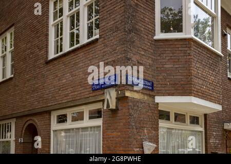 AMSTERDAM, PAYS-BAS - 26 juin 2021 : coin de rue avec les panneaux des rues respectives Johan Kepler Straat et Copernicusstraat dans ci de la capitale néerlandaise Banque D'Images