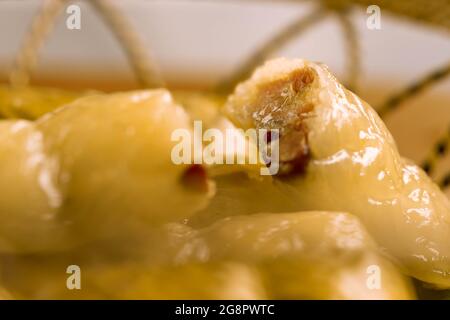 Un jet de riz gluant dans une feuille de banane ou un tapis Khao tom. Thaï rempli de lait de coco et de banane. Banque D'Images