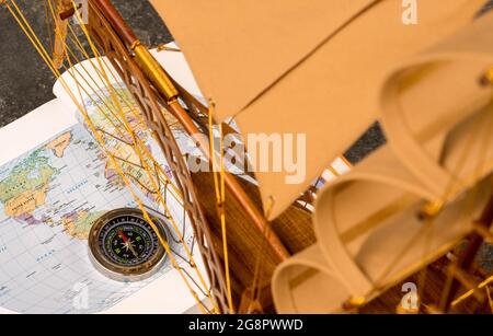 Gros plan sur la Bow de Tall Ship modèle ans carte topographique.aventure est juste début.marcher d'un endroit à l'autre, rencontrer des gens, obtenir dans l'aventure.Topographic Banque D'Images