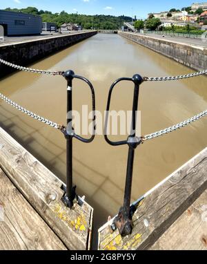Brunel Lock à l'entrée du port flottant de Bristol depuis la rivière Avon en direction du pont suspendu de Clifton Banque D'Images