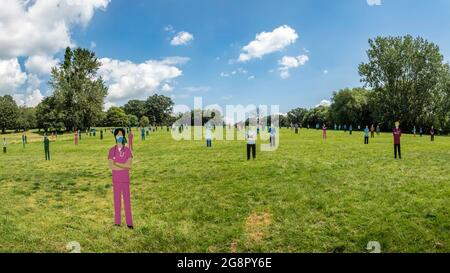 Debout avec Giants (hommage au NHS) South Park, Oxford, Royaume-Uni. Banque D'Images