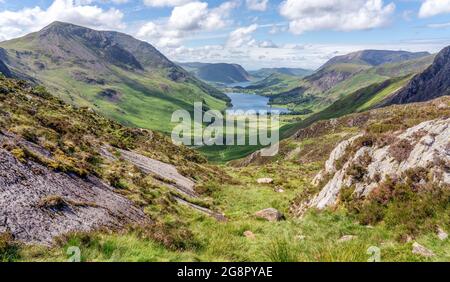 Buttermere et Crummock Water de Warnscale Beck sous Haystacks dans le Lake District UK Banque D'Images