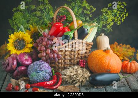 La table, décorée de légumes, de citrouilles et de fruits. Fête de la moisson, joyeux Thanksgiving. Arrière-plan de l'automne. Mise au point sélective. Horizontale. Banque D'Images