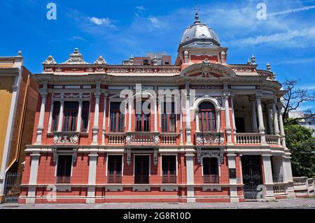 Ancienne façade de bâtiment rouge à Belo Horizonte, Minas Gerais, Brésil Banque D'Images