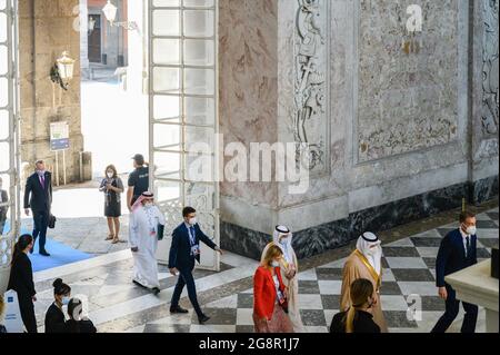 Naples, Italie. 22 juillet 2021. La délégation de l'Arabie saoudite a vu arriver à l'événement. Pendant la présidence italienne du G20, la réunion sur l'environnement, le climat et l'énergie a été organisée au Palais Royal de Naples. La réunion ministérielle sur l'environnement, présidée par le Ministre de la transition écologique Roberto Cingolani, avait été prévue pour la première journée. Les questions et les défis environnementaux ont été abordés par les représentants du G20 ainsi que par les institutions internationales. Crédit : SOPA Images Limited/Alamy Live News Banque D'Images