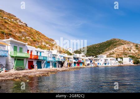Village de pêcheurs Klima sur l'île de Milos - le village de pêcheurs le plus coloré de Grèce, avec des portes colorées, des volets de fenêtre et des balcons. Banque D'Images