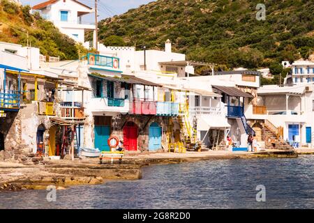 KLIMA, Grèce, 31/05/2019.Klima village de pêcheurs sur l'île de Milos - village de pêcheurs le plus coloré, avec portes colorées, volets de fenêtre et balcons. Banque D'Images