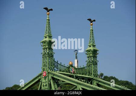 Budapest, Varsovie, Hongrie. 22 juillet 2021. La statue de la liberté (Szabadag szobor) est vue derrière le pont de la liberté le 22 juillet 2021 à Budapest, Hongrie. (Credit image: © Aleksander Kalka/ZUMA Press Wire) Credit: ZUMA Press, Inc./Alay Live News Credit: ZUMA Press, Inc./Alay Live News Banque D'Images