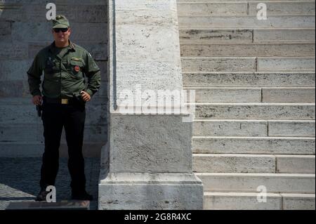 Budapest, Varsovie, Hongrie. 22 juillet 2021. Une garde parlementaire est photographiée à l'extérieur du Parlement hongrois le 22 juillet 2021 à Budapest, en Hongrie. (Credit image: © Aleksander Kalka/ZUMA Press Wire) Credit: ZUMA Press, Inc./Alamy Live News Banque D'Images