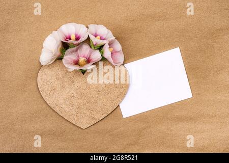Un bouquet de fleurs roses mallow avec un coeur. Carte de vœux avec espace pour le design. Banque D'Images