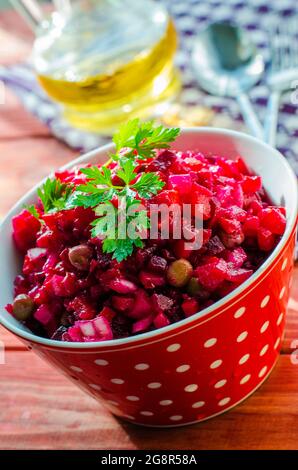salade de divers légumes cuits - vinaigrette sur l'assiette Banque D'Images