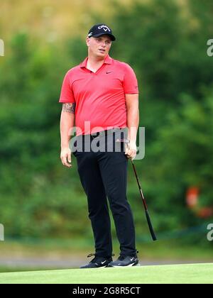 Callum Shinkwin réagit sur le 18e vert pendant le premier jour de l'Open de Cazoo Wales au Celtic Manor Resort à Newport, pays de Galles. Date de la photo: Jeudi 22 juillet 2021. Banque D'Images