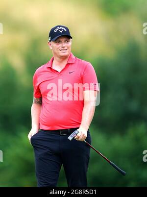 Callum Shinkwin pute sur le 18ème green pendant la première journée de l'Open de Cazoo Wales au Celtic Manor Resort à Newport, pays de Galles. Date de la photo: Jeudi 22 juillet 2021. Banque D'Images