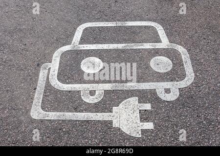 Aire de stationnement pour recharger les véhicules électriques seulement peint sur le tarmac Banque D'Images