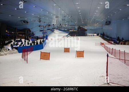 Ski Dubai est une station de ski intérieure avec 22,500 mètres carrés de domaine skiable intérieur. Le parc maintient une température de -1 à 2 degrés Celsius thr Banque D'Images