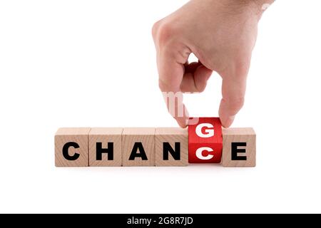 L'homme d'affaires change de blocs de bois avec les mots change to chance sur fond blanc Banque D'Images