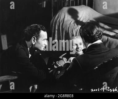 Le réalisateur DAVID LEAN avec ANN TODD et IVAN DESNEY sur scène Candid pendant le tournage du réalisateur DE MADELEINE 1950 DAVID LEAN scénario Stanley Haynes et Nicholas Phipps costume design Margaret Furse producteur Stanley Haynes Cineguild / J. Arthur Rank Organisation Banque D'Images