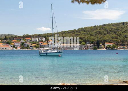 Rogoznica, Croatie-06ème juillet 2021: Magnifique vieille ville de pêcheurs de Rogoznica, populaire destination touristique et nautique dans la région centrale de Dalmatie en C Banque D'Images