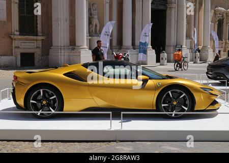 Modène, Italie, 1er juillet 2021 - Ferrari SF90 Spider sport car, Motor Valley Exhibition Banque D'Images