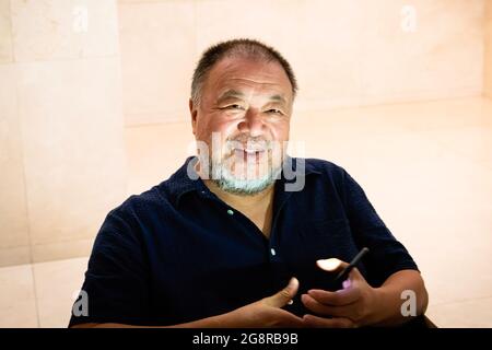 Porto, Portugal. 22 juillet 2021. Ai Weiwei sourit à la caméra, pendant l'exposition. Pequi Tree est une exposition de racines et de figures humaines entrelacées présentée par ai Weiwei, un artiste chinois. L'exposition a eu lieu au Musée Serralves. Crédit : SOPA Images Limited/Alamy Live News Banque D'Images