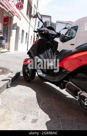 KOPER, SLOVÉNIE - 12 JUILLET 2021 : scooter dans la ville, moyen de transport bon marché, écologique et pratique. Banque D'Images