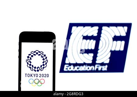 Espagne. 20 juillet 2021. Sur cette photo, le logo des Jeux Olympiques de Tokyo 2020 est affiché sur un smartphone avec un logo EF Education First en arrière-plan. Crédit : SOPA Images Limited/Alamy Live News Banque D'Images