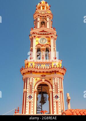 SYMI, GRÈCE - 09 JUILLET 2021 : le monastère de Panormitis est situé sur l'île grecque de Symi, une partie du groupe d'îles Dodécanèse. Banque D'Images