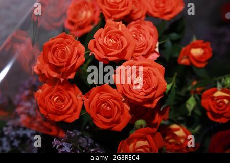 Un bouquet de fleurs sur une table Banque D'Images