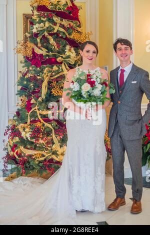 Mariée et mariée devant le sapin de noël Banque D'Images