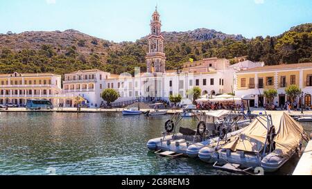 SYMI, GRÈCE - 09 JUILLET 2021 : le monastère de Panormitis est situé sur l'île grecque de Symi, une partie du groupe d'îles Dodécanèse. Banque D'Images