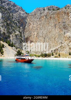 SYMI, GRÈCE - 09 JUILLET 2021 : la baie de Saint George est une escale très populaire pour les touristes qui souhaitent nager dans les eaux turquoise Banque D'Images