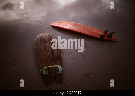 Planches de surf sur le sable sur une plage dans les îles Canaries Banque D'Images