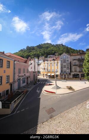 Vue sur la rue depuis Sintra Village ion Portugal Banque D'Images